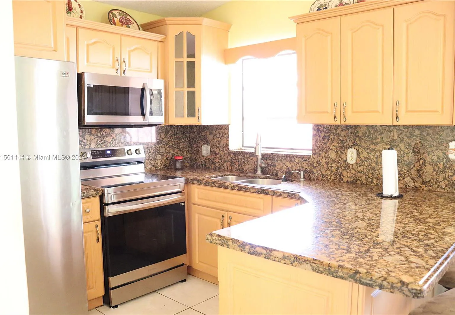 3 bed, 2.0 bath, 1400 sqft, $3,500 — Photo 3