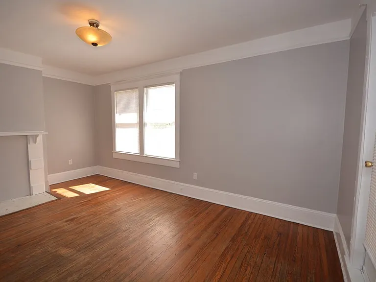 536 E Waldburg St #B — Photo 9