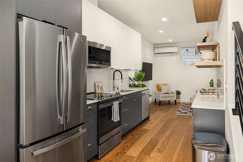 5th image of 4515 Sunnyside Avenue N #B