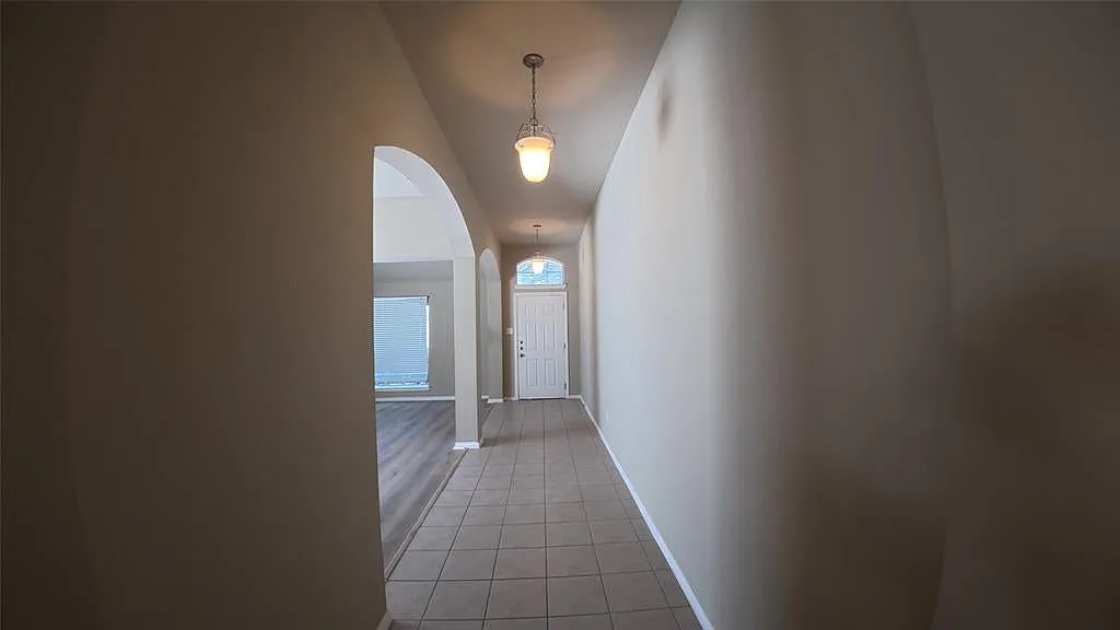 3 bed, 2091 sqft, $2,200 — Photo 2