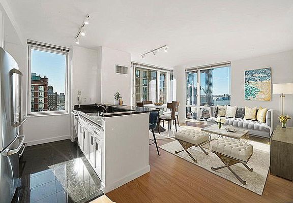 3rd image of 320 W 38th St APT 1629