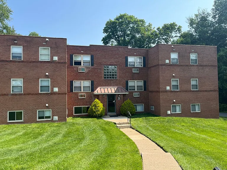 Lincoln Crossing Apartments — Photo 13