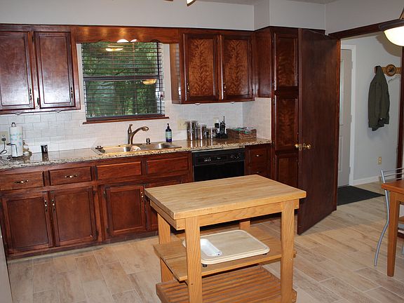 2nd image of 903 Lakeshore Dr