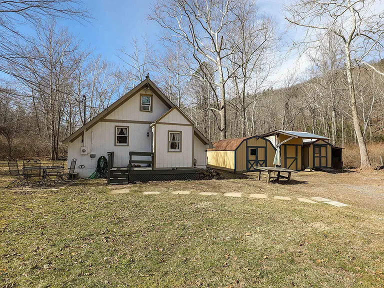1023 Ritters Valley Dr — Photo 2