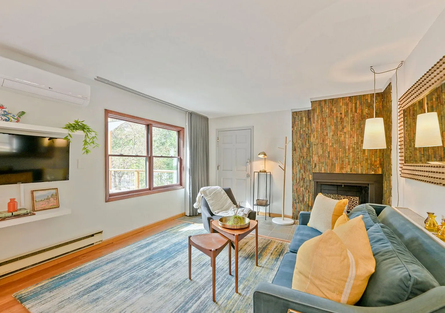 Cozy Top-Floor 2BR | Mountain Balcony Retreat — Photo 2