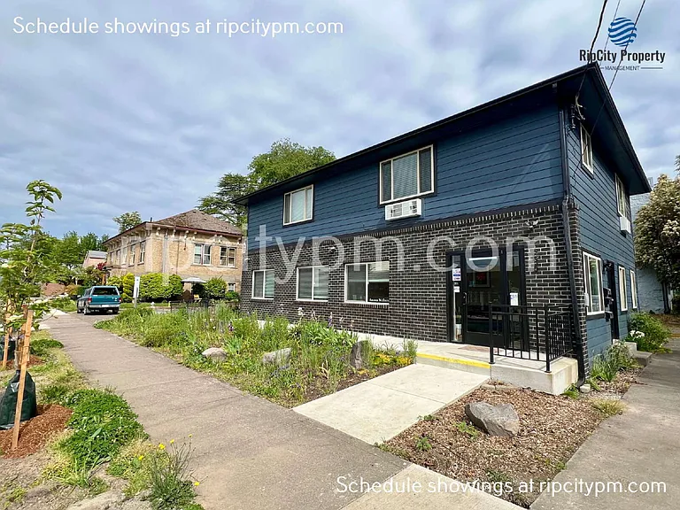 239 NE Lincoln St #2 — Photo 8