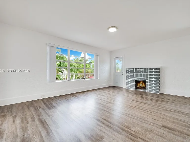 1736 SW 9th St #1738 — Photo 2