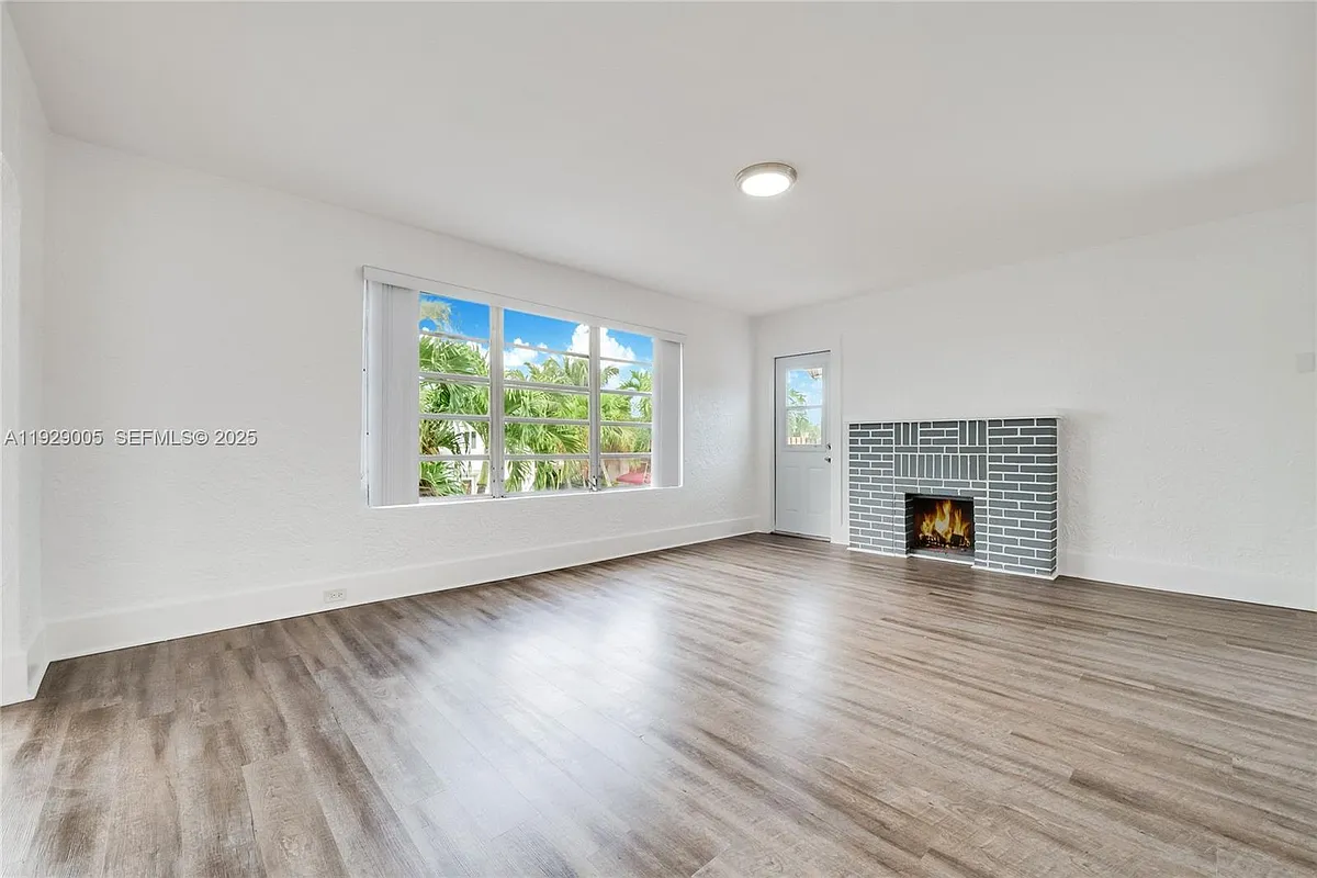 Building Photo - 1736 SW 9th St #1738
