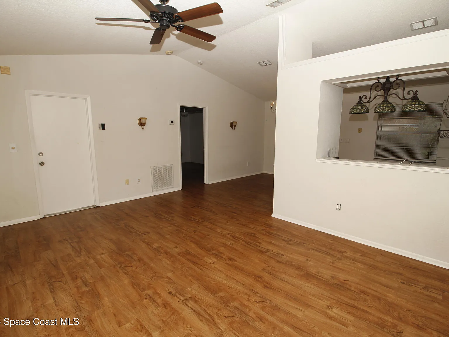 3 bed, 2.0 bath, 1068 sqft, $2,200 — Photo 3