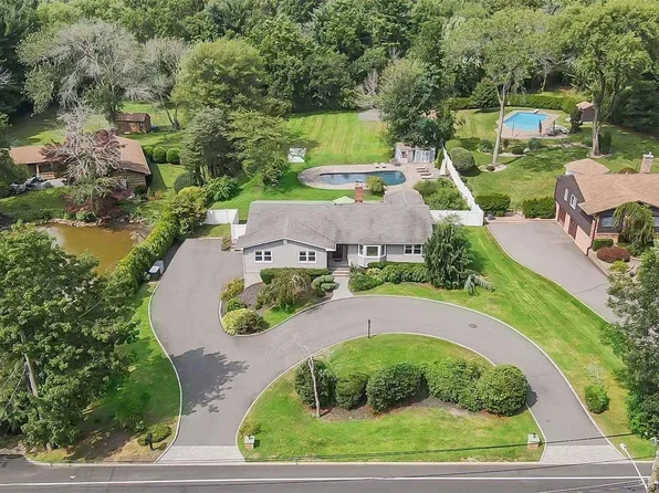 576 Caledonia Road, Dix Hills, NY 11746