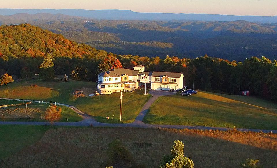 2nd image of 2582 Mount View Rd