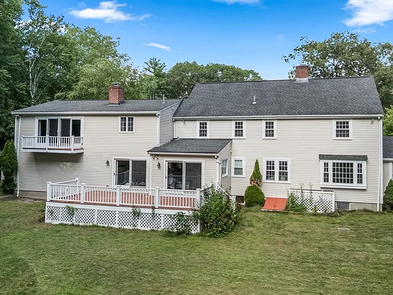 131 Montvale Rd — Photo 2