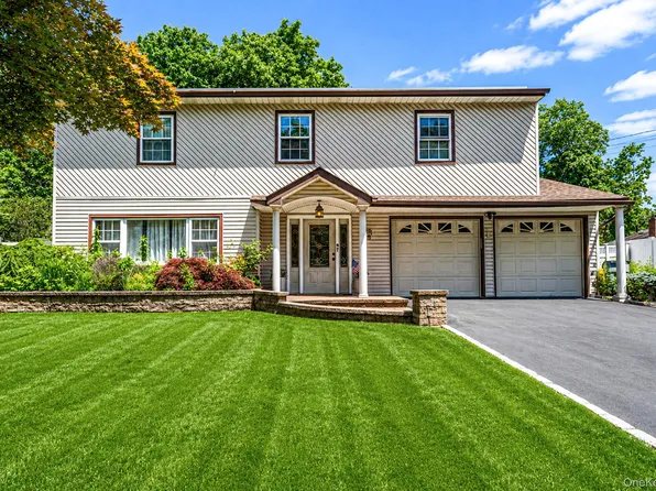 95 Walnut Street, Lake Grove, NY 11755