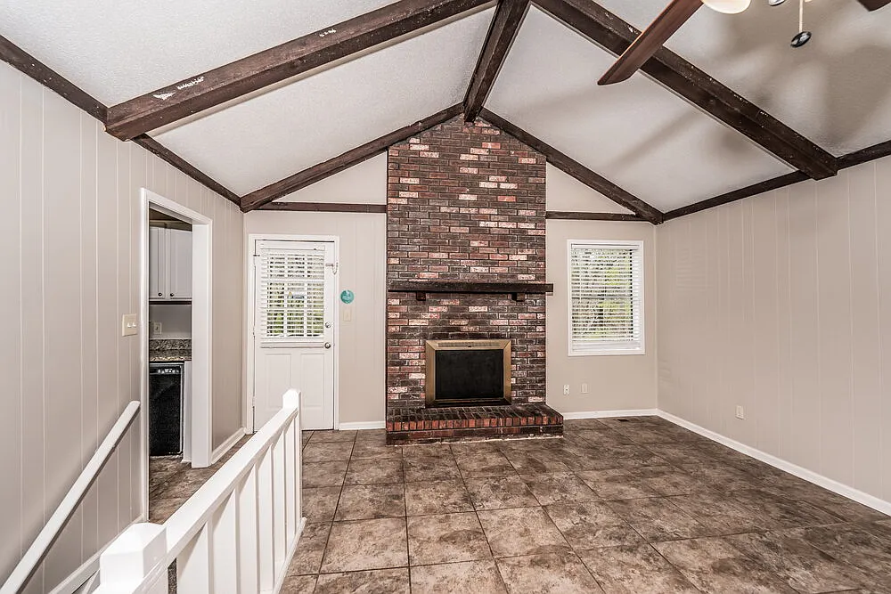 4 bed, 2.0 bath, 1732 sqft, $2,830 — Photo 4