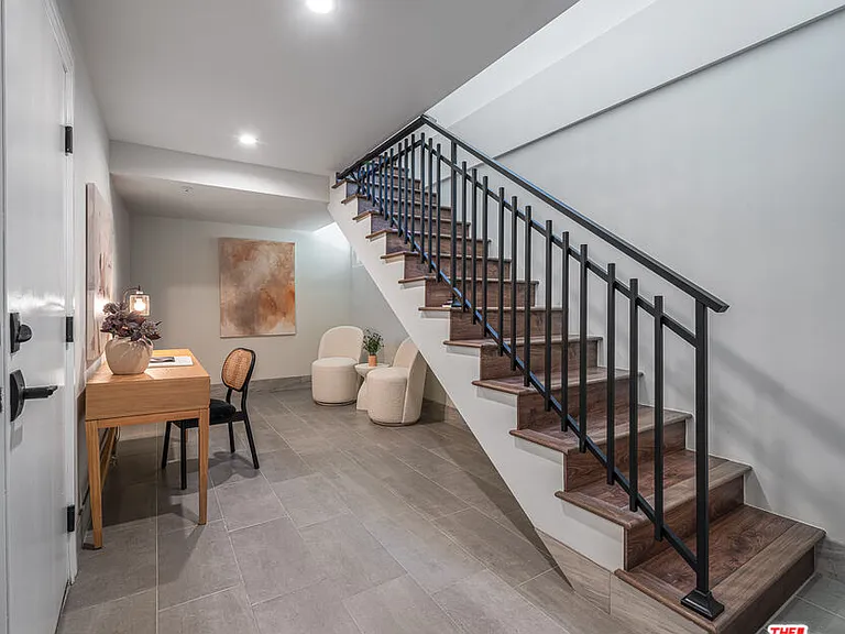 1147 N Beachwood Dr #5 — Photo 21