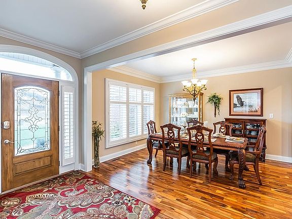 4th image of 916 Westchester Way