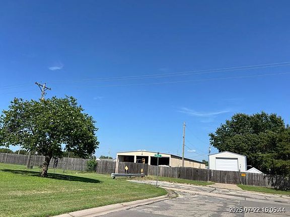 Exterior Neighborhood (street photo)