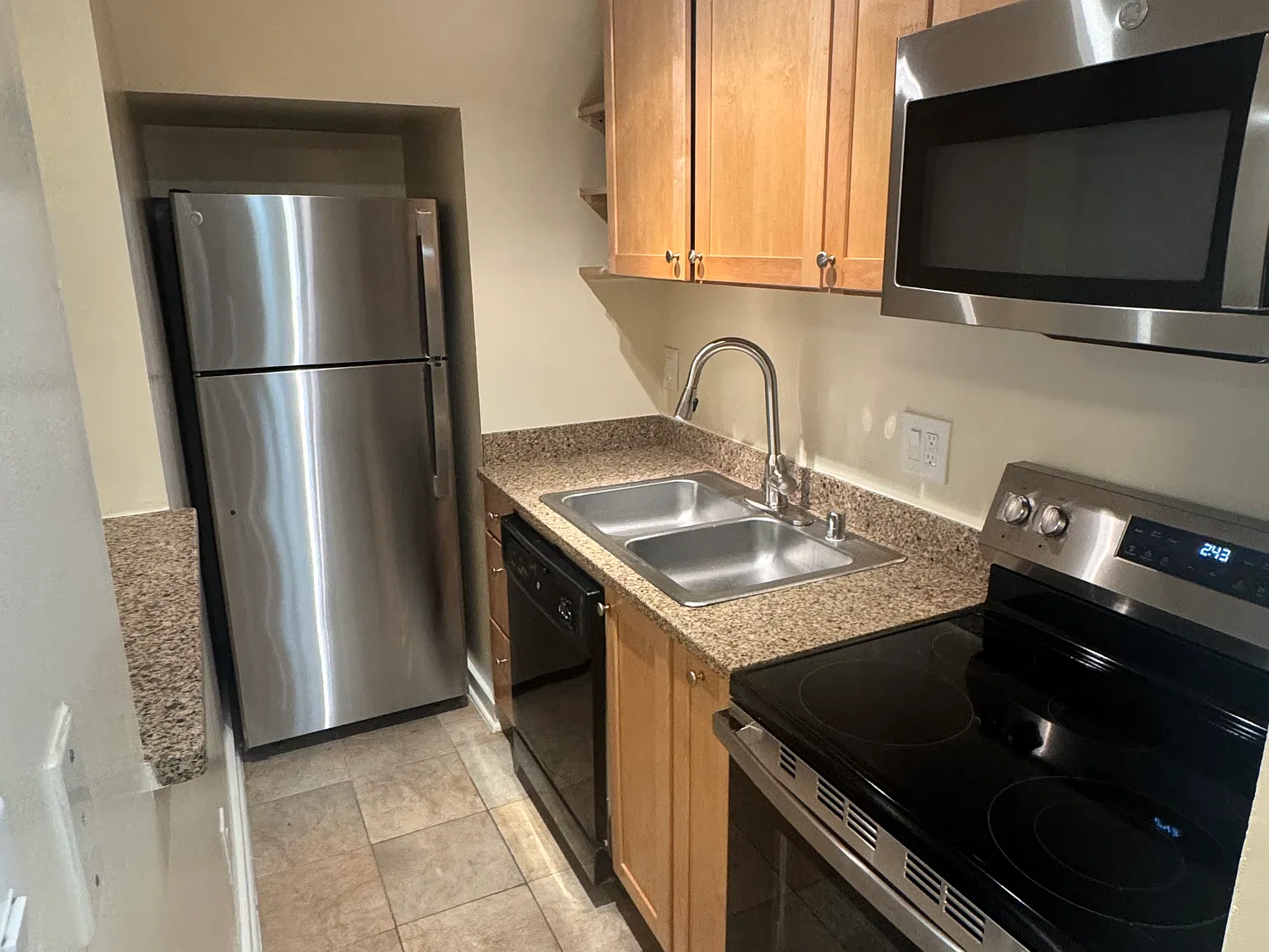 Studio, 380 sqft, $1,725 — Photo 4