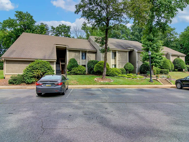 1518 Benjamin Pkwy #D — Photo 2