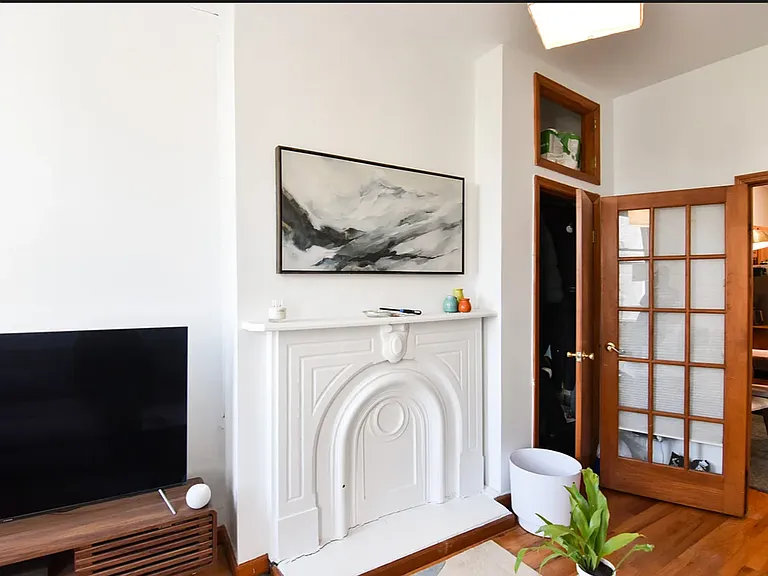 214 N 6th St #4L — Photo 11