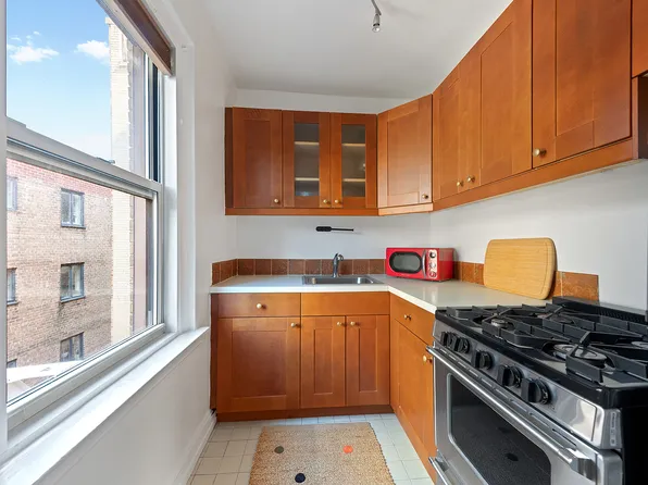 70 Remsen Street 9E image 3 of 5
