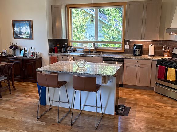 Open eat-in-kitchen, granite countertops, gas stove