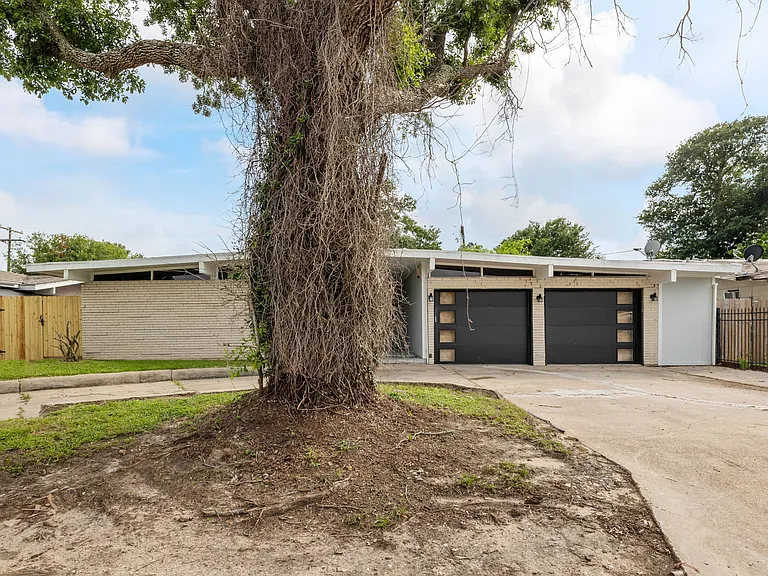 4203 Philmont Ave — Photo 49