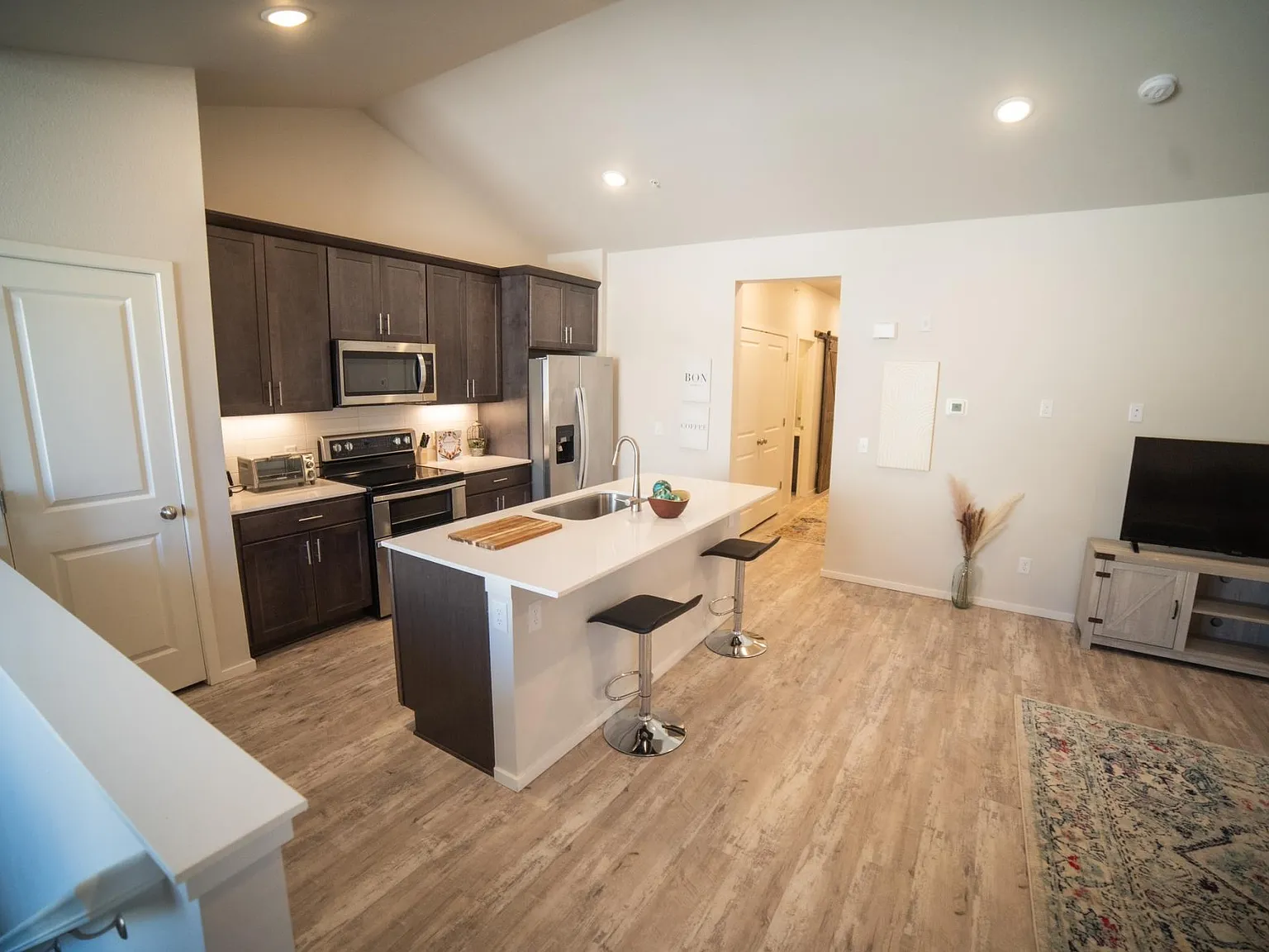 2 bed, 1166 sqft, $2,350 — Photo 2