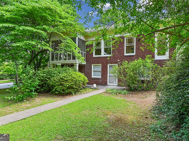1500 N Highland Ave NE — Photo 28