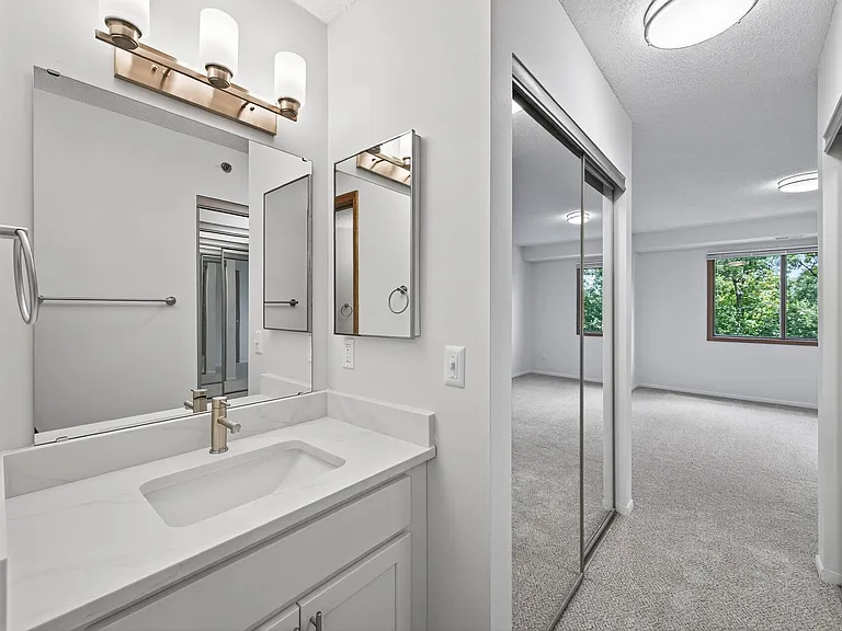 Oak Pointe Apartments — Photo 16