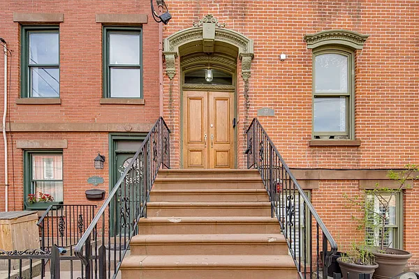 Sold by Nestseekers | media 17