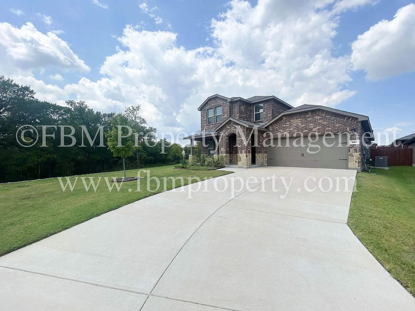 935 Keystone Ct - Beautiful 4 Bedroom, 3 Bathroom Home in Ferris, TX! — Photo 2