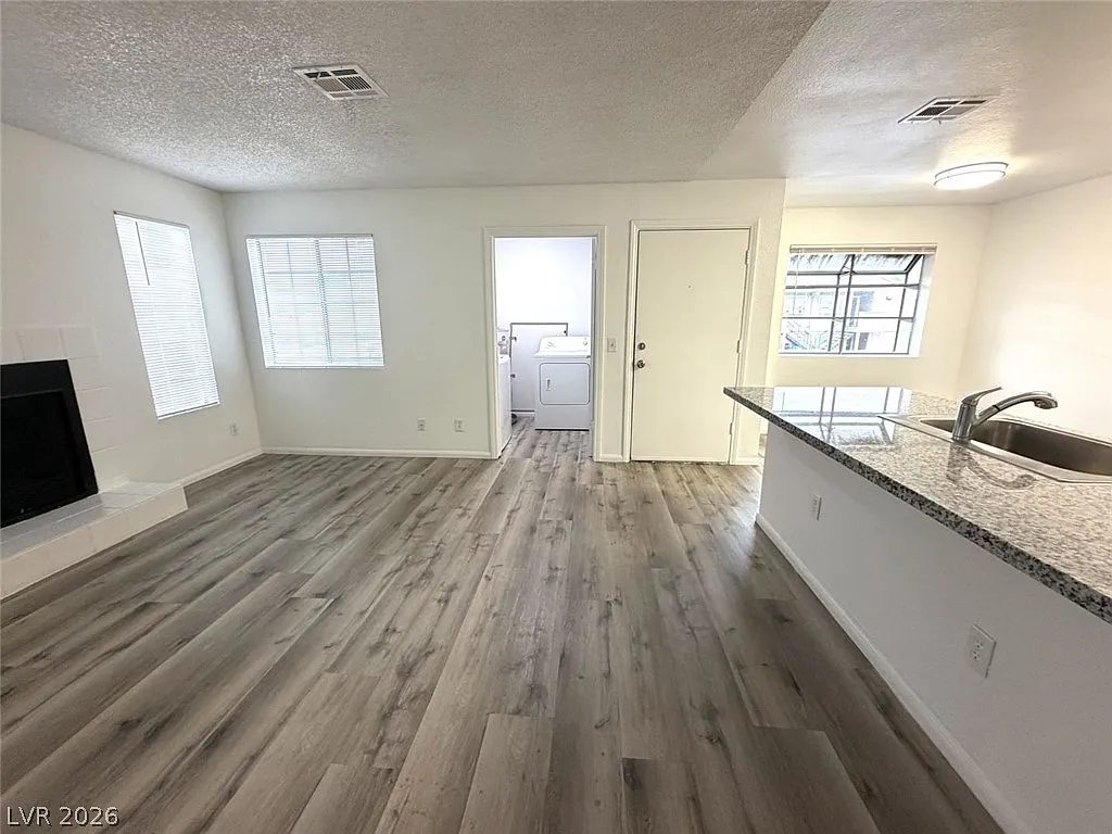 2 bed, 1.0 bath, 778 sqft, $1,040 — Photo 3