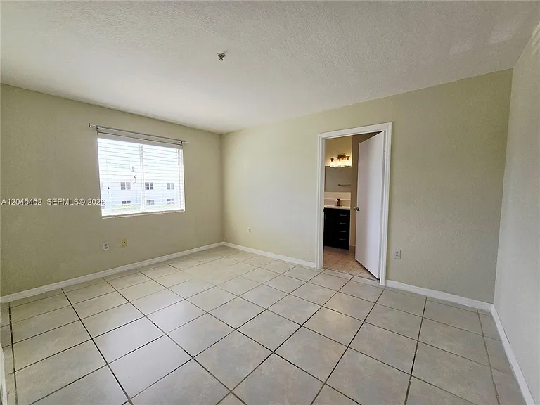 1627 NW 18th St #201 — Photo 6
