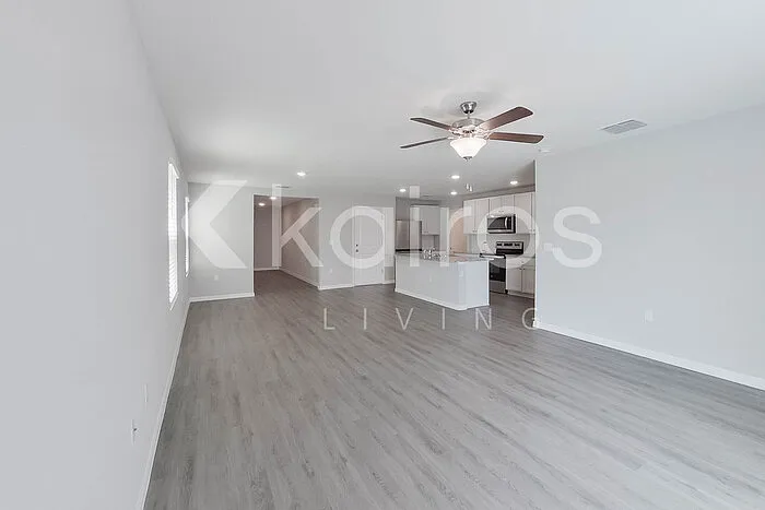 5 bed, 3.0 bath, 2370 sqft, $2,445 — Photo 4