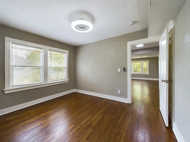 4205 Kenwood Ave — Photo 9