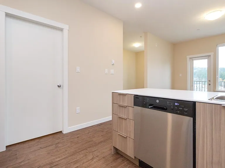 1085 Goldstream Ave — Photo 15