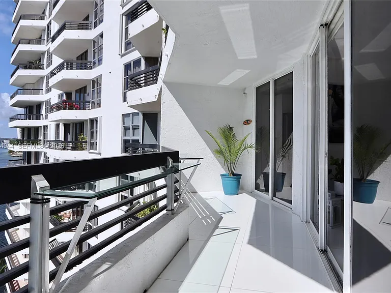 3600 Mystic Pointe Dr #1115 — Photo 30