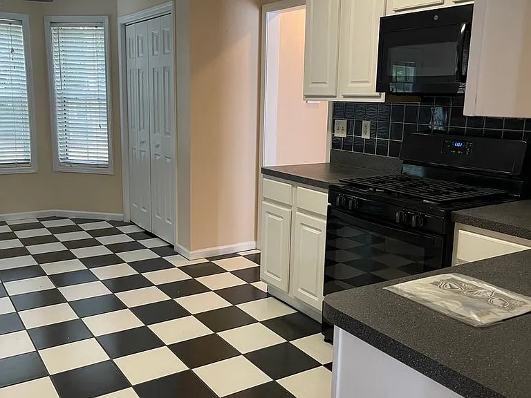 318 Derby Dr — Photo 3