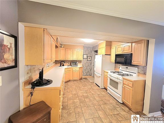 3rd image of 28 Laurie Ln