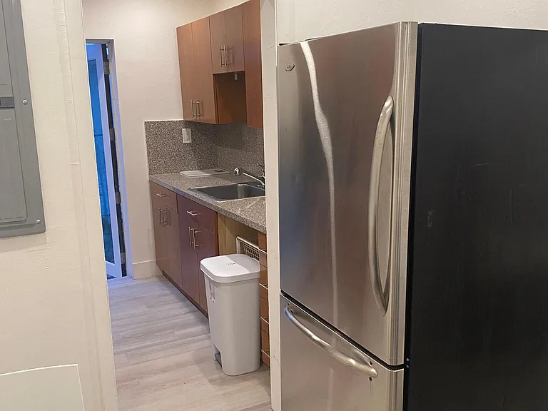 1035 SW 12th Ave #3 — Photo 5