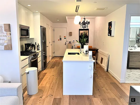 Sold by R New York | media 2