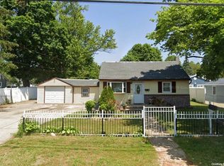 72 Saint Peters Dr, Brentwood, NY 11717