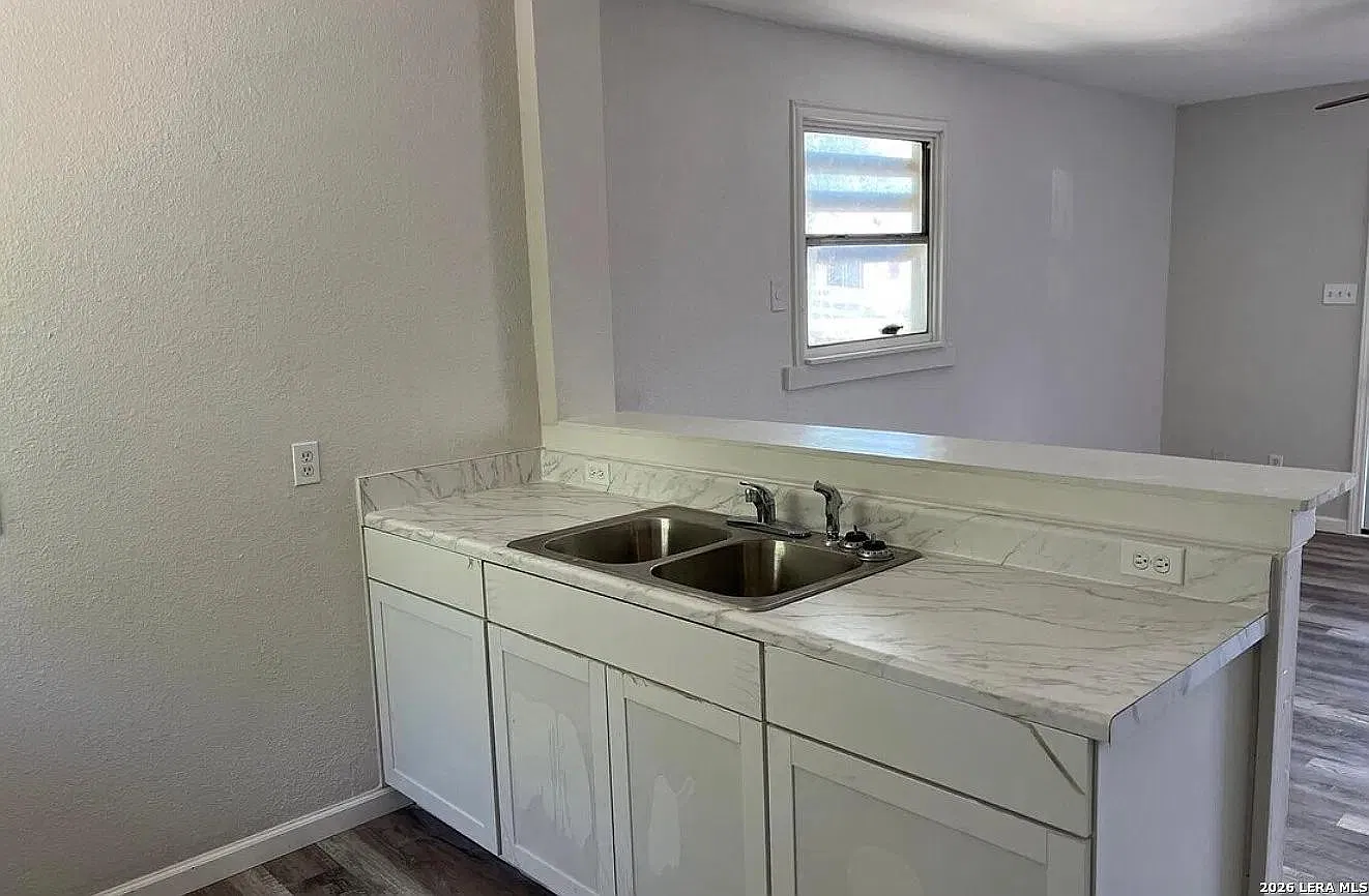 2605 W Poplar St - 2609 W Poplar St — Photo 3