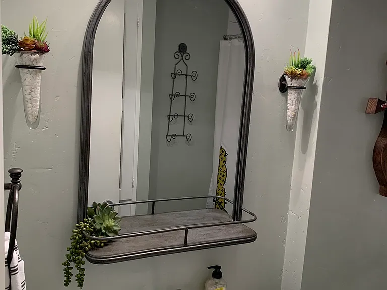 Full bath in hallway