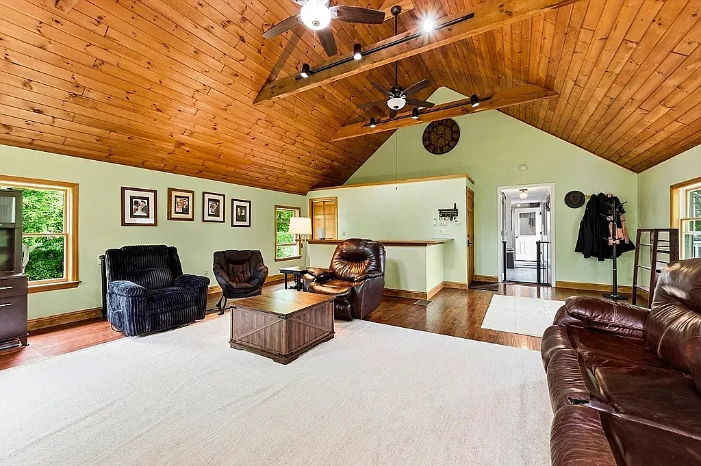 Spacious 3-Bed Unit in Merrimac — Photo 3