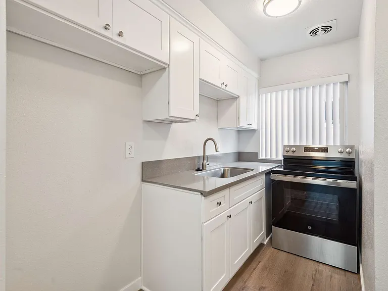Fisher Court Apartments — Photo 9
