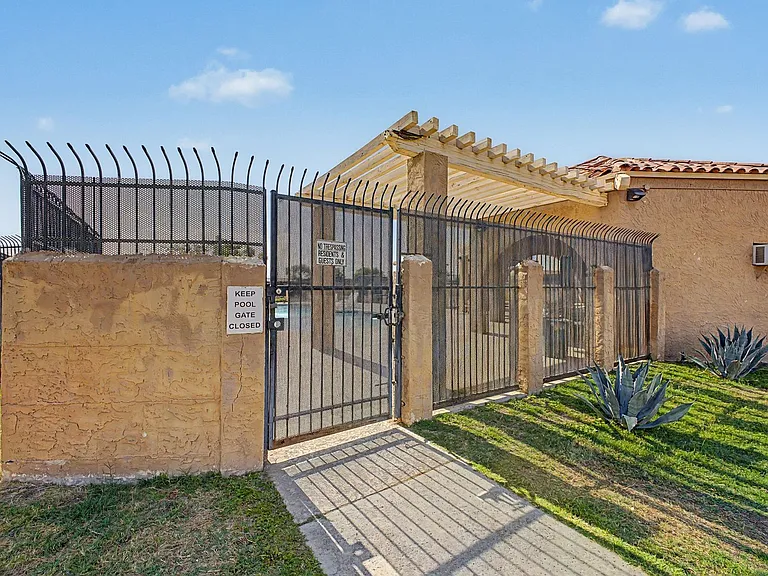 2605 E Lemon St — Photo 30