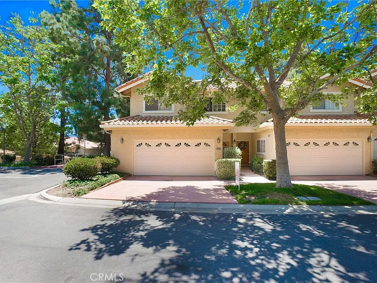 3055 E Hillcrest Dr — Photo 2