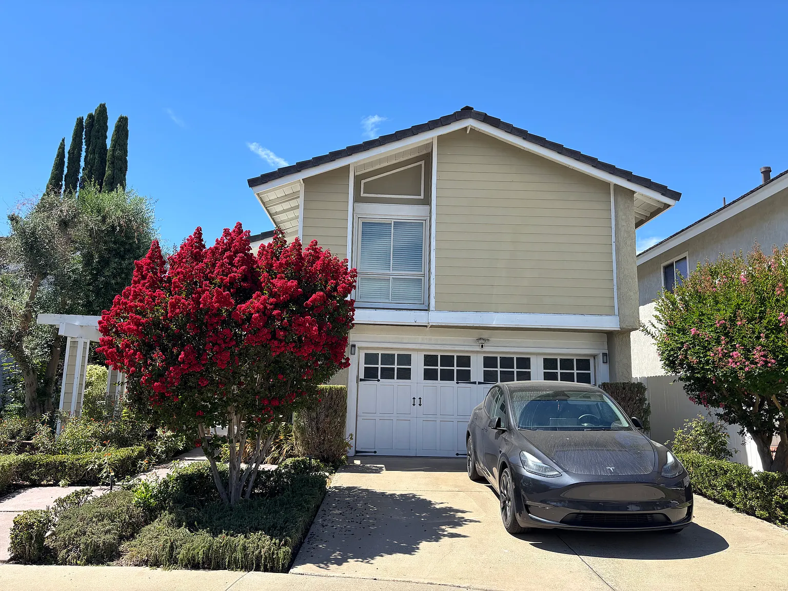 4 bed, 2400 sqft, $6,100 — Photo 2